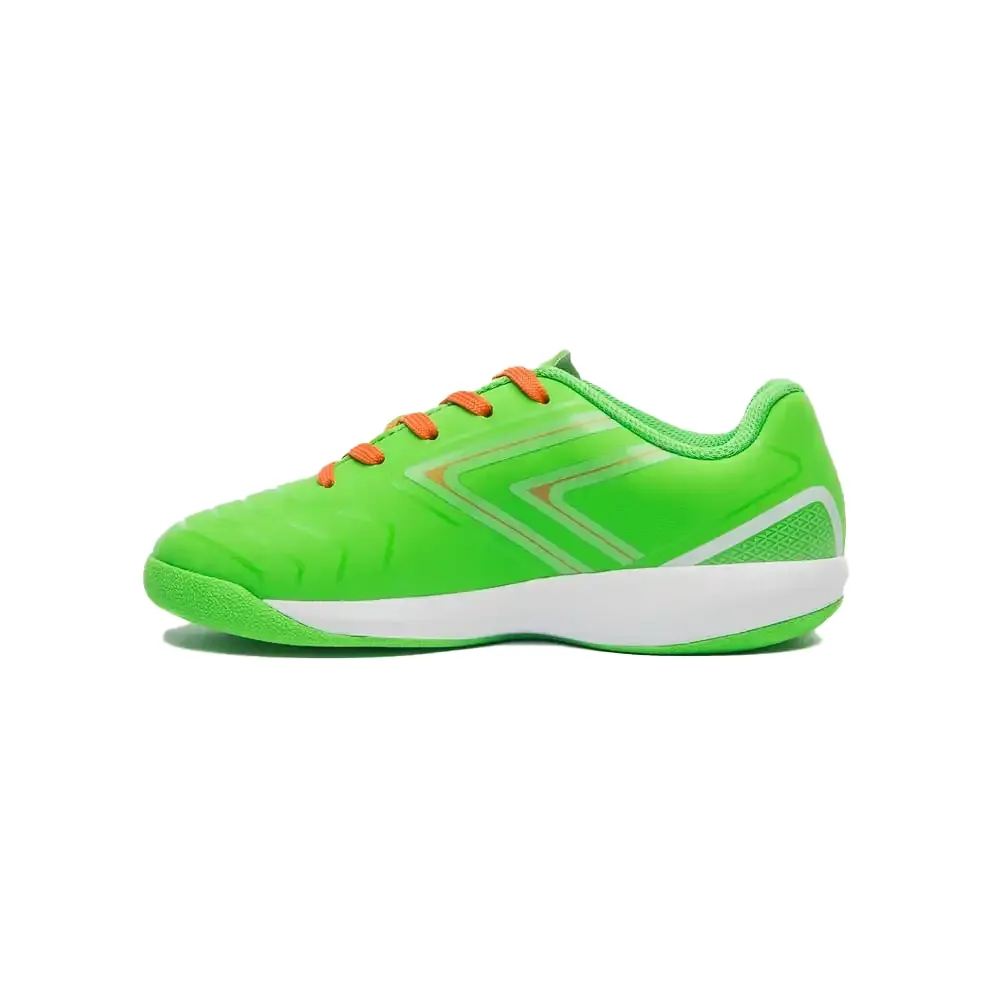Vista lateral da chuteira infantil Umbro Pro 5 Jr verde com detalhes dourados e solado branco